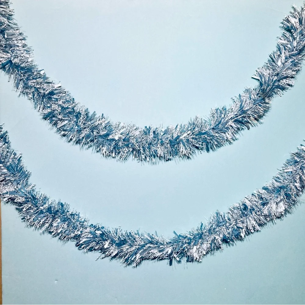 .• Tinsel Tree Garland in Pearly Light Blue & White Shimmer
